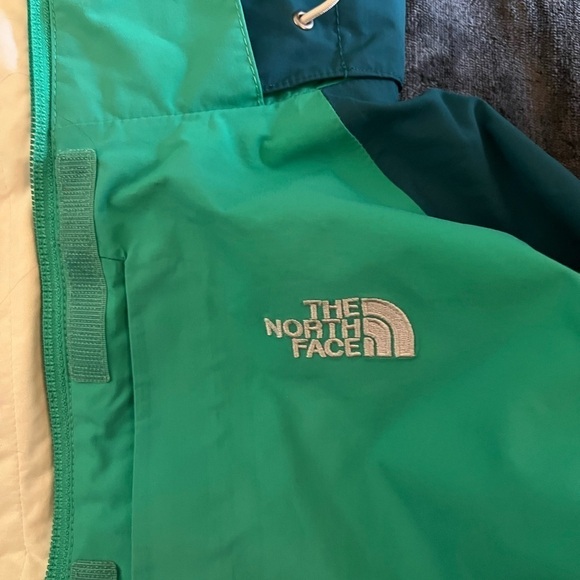 The NorthFace Women's Ski HyVent Jacket. - Picture 6 of 14